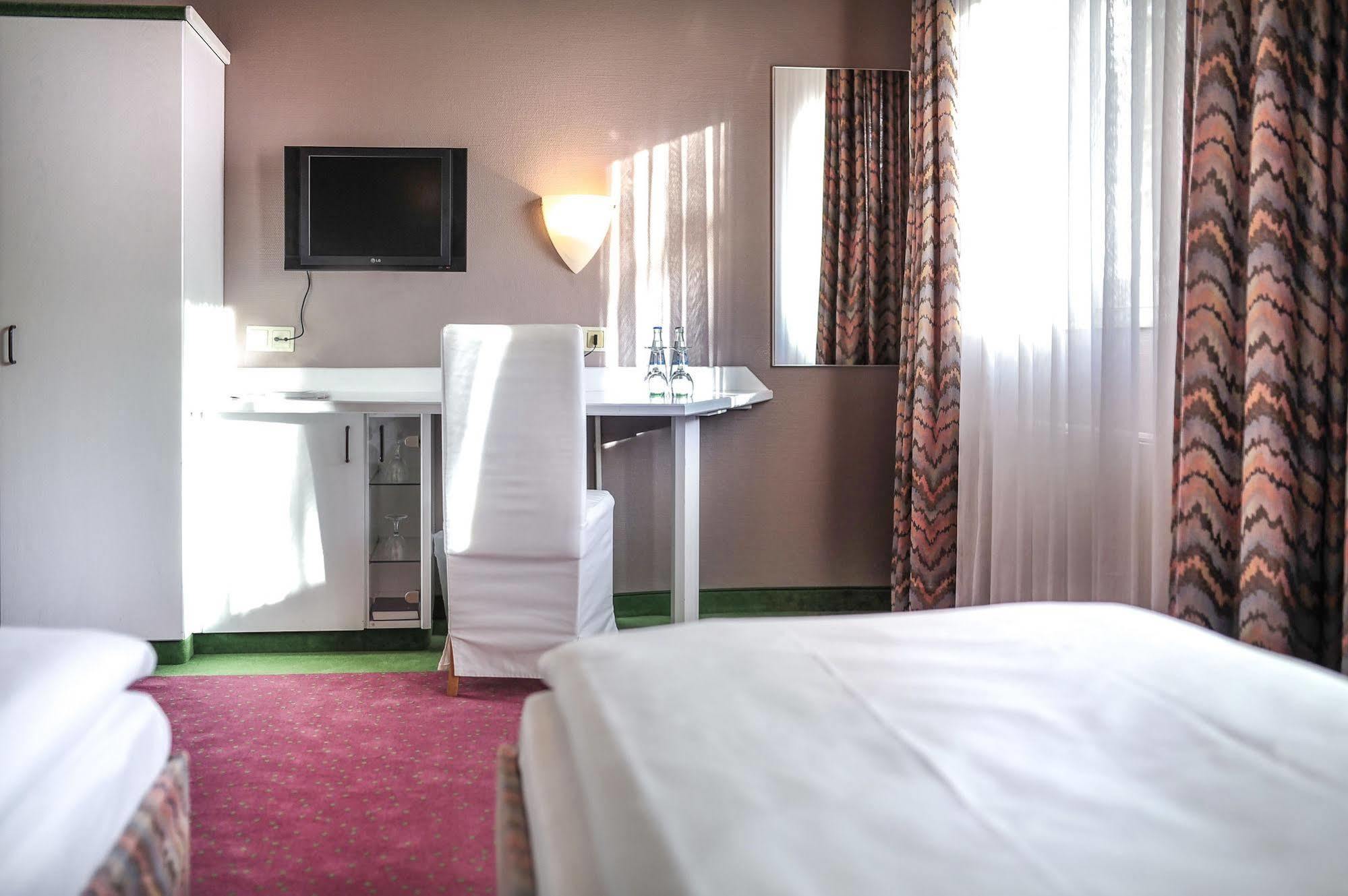 Airport Hotel By The New Yorker Köln Eksteriør billede